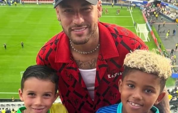 Neymar é tietado por filho de Kim Kardashian em jogo da Seleção 