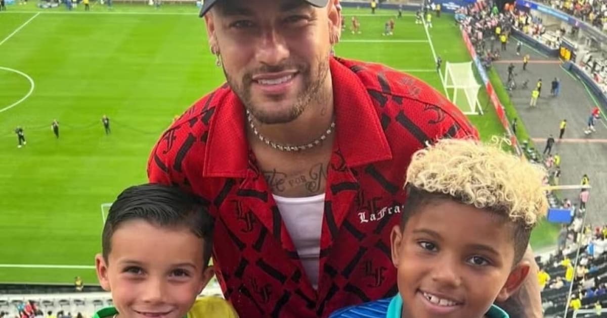 Neymar é tietado por filho de Kim Kardashian em jogo da Seleção 