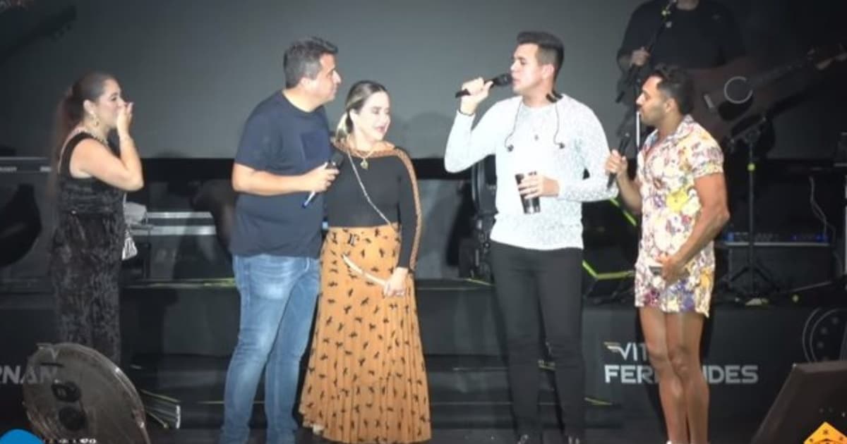 Tirullipa no palco com Vitor Fernandes, prefeito de Serrinha e primeira e segunda dama