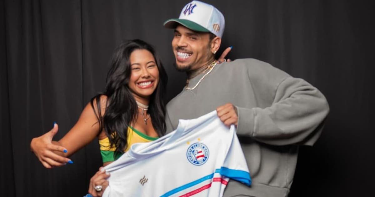 Chris Brown com fã e camisa do Bahia
