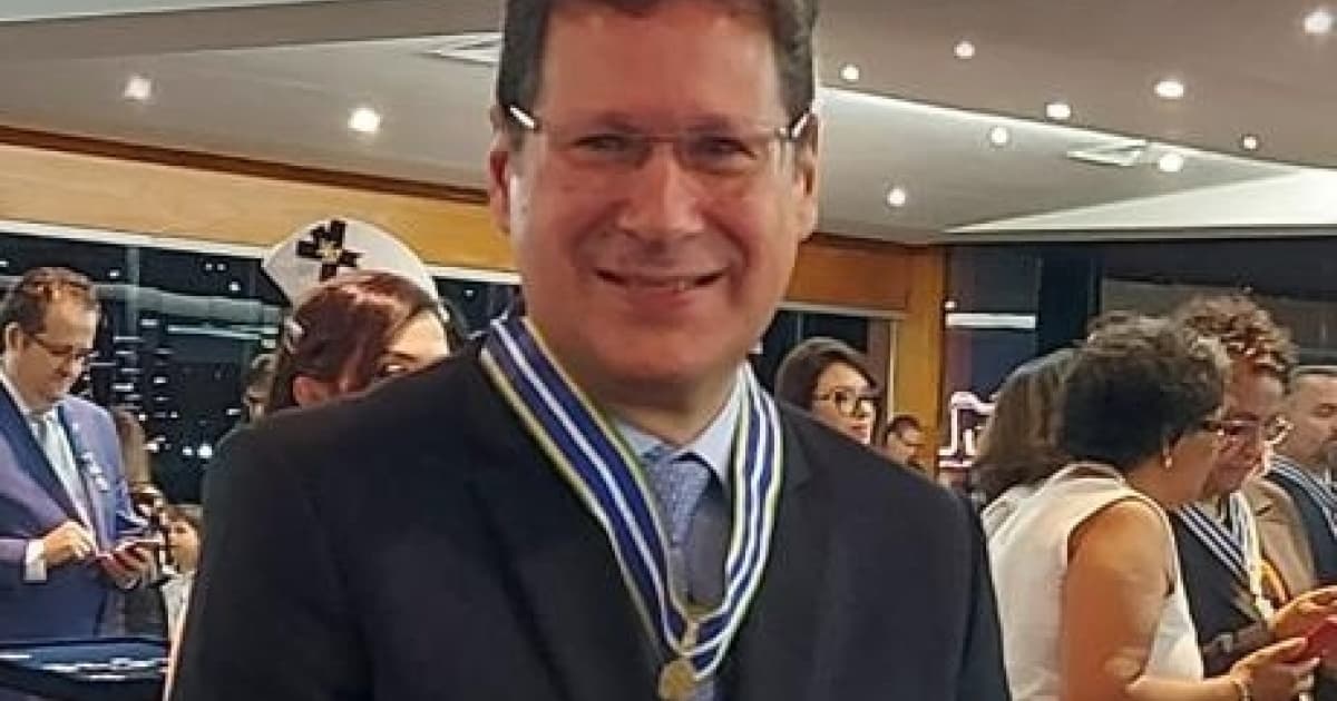 AGU homenageia advogado baiano com Medalha do Mérito