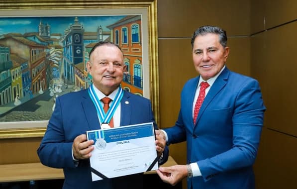 Adolfo Menezes recebe Medalha Leitão Guerra; honraria foi entregue pelo corregedor-geral do TJ-BA,  Edivaldo Rotondano   