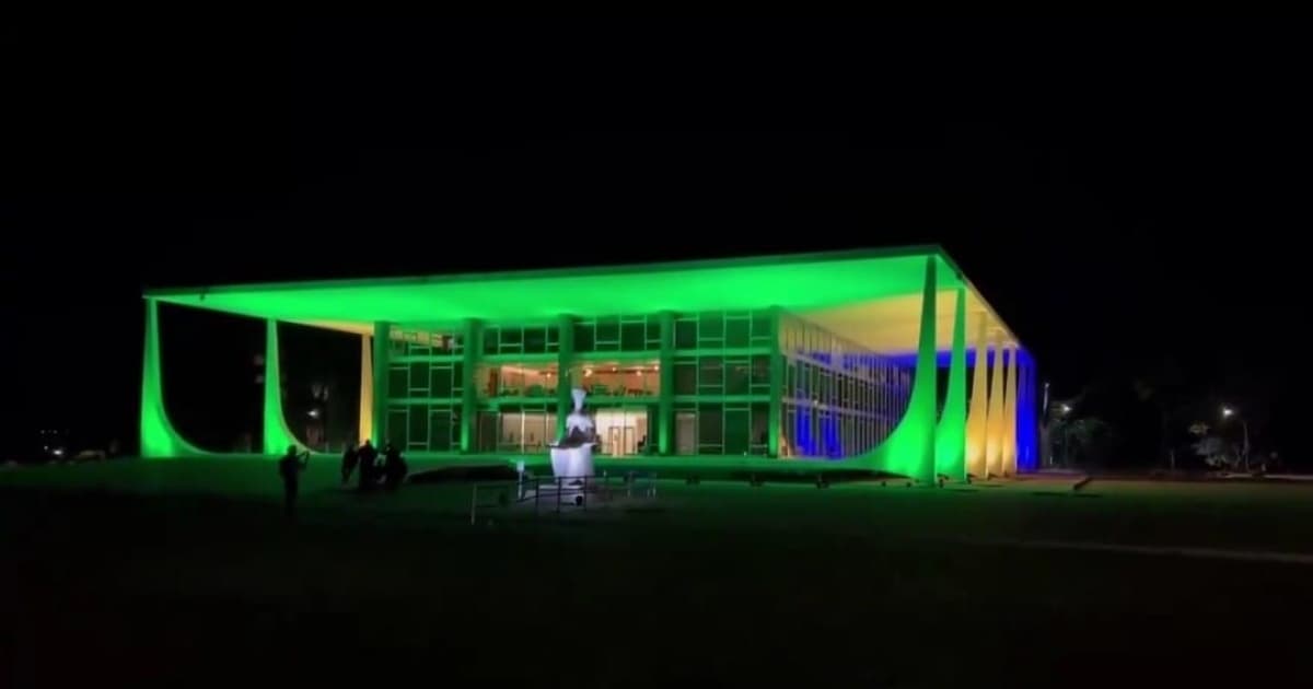 Prédio do STF com iluminação verde e amarela