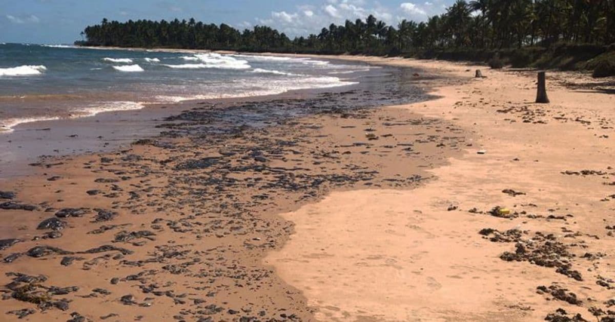 Novas manchas de óleo chegam às praias da Península de Maraú neste sábado