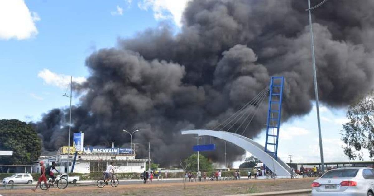 Conquista: Cinco horas após o incêndio, bombeiros controlam situação em garagem