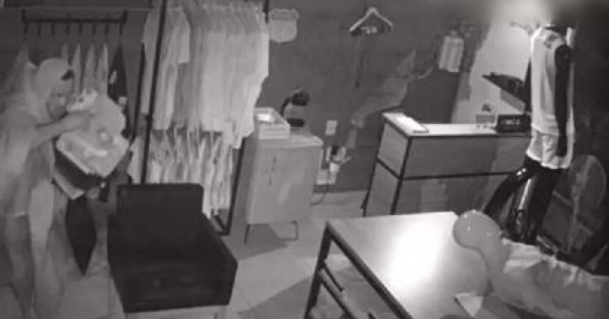 VÍDEO:  “Fantasminhas” arrombam e roubam lojas no centro de Vitória da Conquista