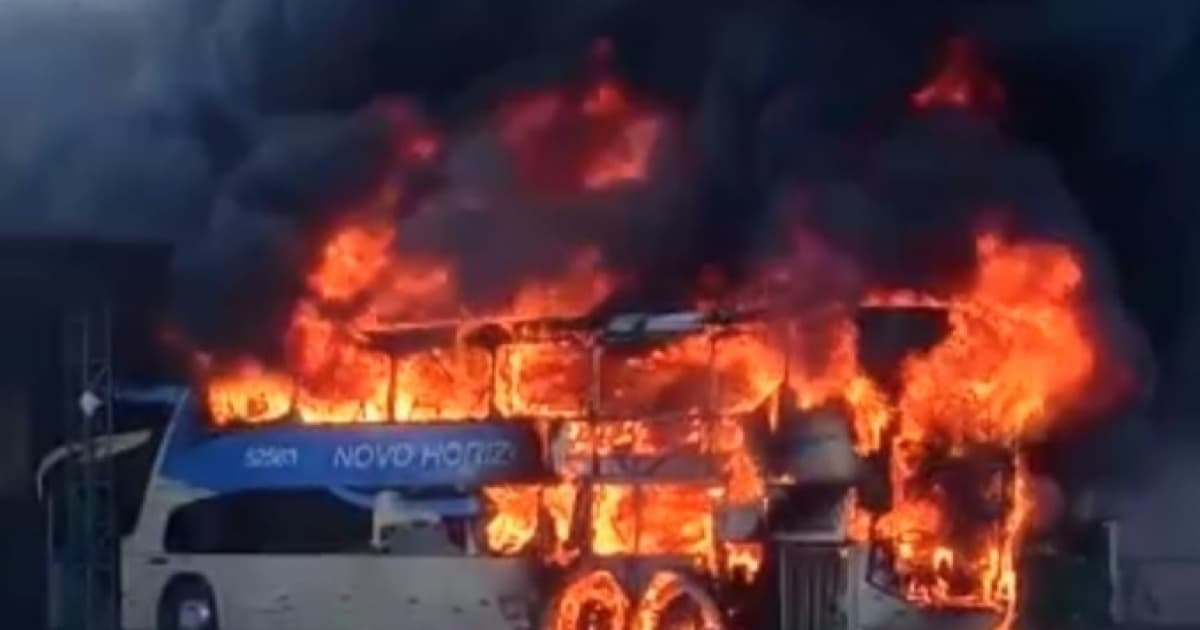 Cocos: Incêndio destrói ônibus que aguardava embarque em rodoviária