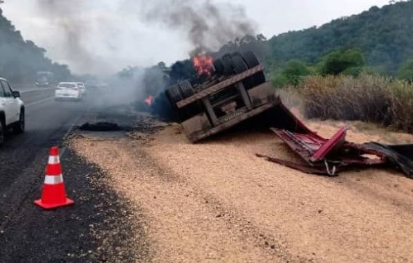 Amélia Rodrigues: Caminhão tomba na BR-324 e pega fogo; carga de soja se espalhou na pista