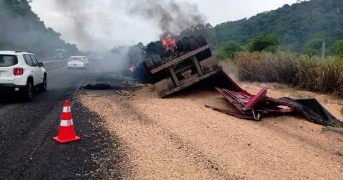 Amélia Rodrigues: Caminhão tomba na BR-324 e pega fogo; carga de soja se espalhou na pista