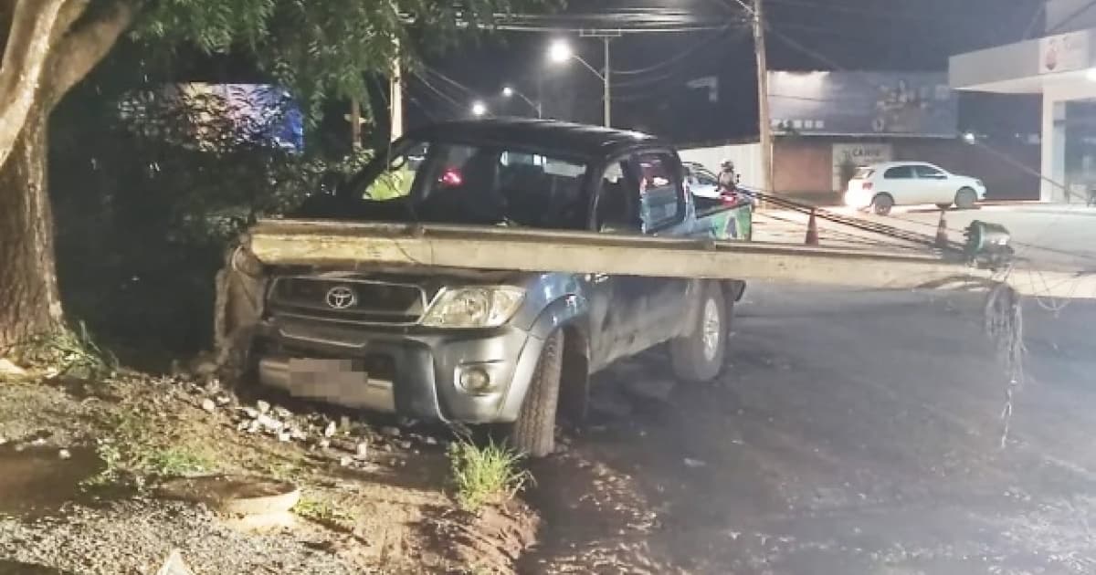 LEM: Adolescente sai com carro do pai, bate em poste e causa queda de energia em bairro