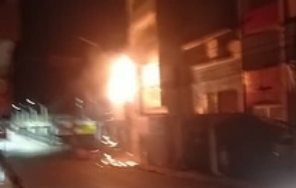 VÍDEO: Fachada de prédio pega fogo após pane elétrica em poste de energia em Valença