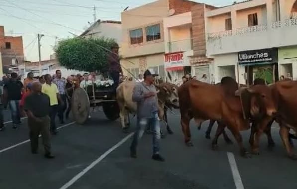 Retirolândia: Caixão com corpo de fazendeiro é levado para o cemitério em carro de bois