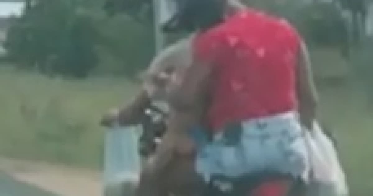 VÍDEO: Casal é flagrado com três crianças e sacolas de compras em rodovia de Capim Grosso