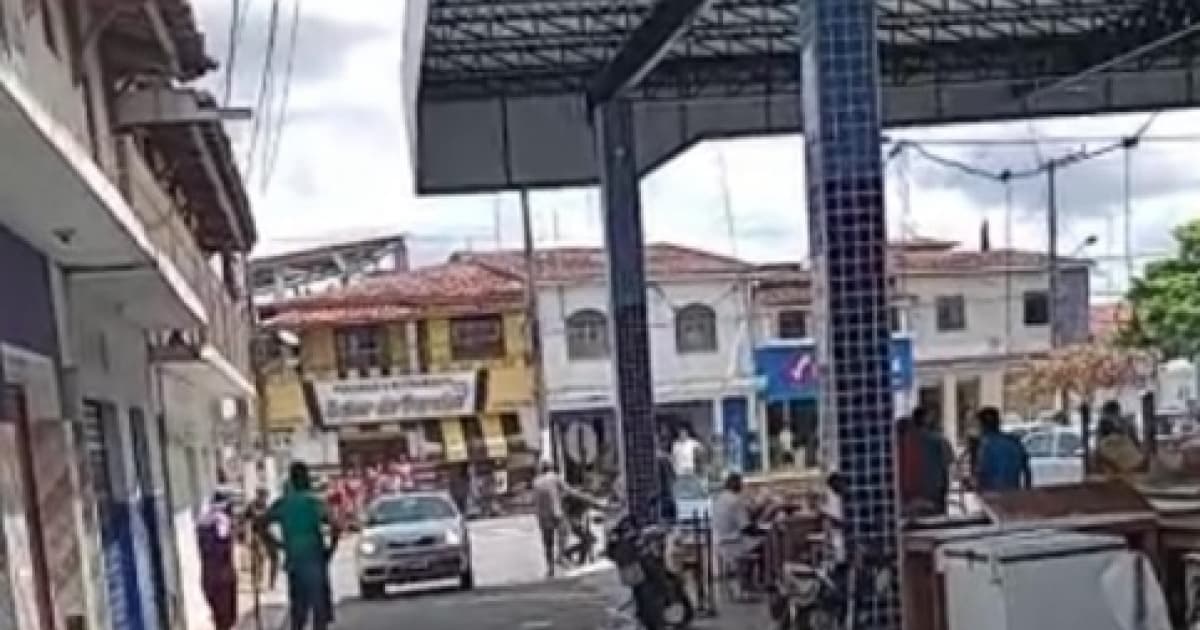 Vereador é flagrado com facão "correndo atrás" de homem em feira livre na Bahia