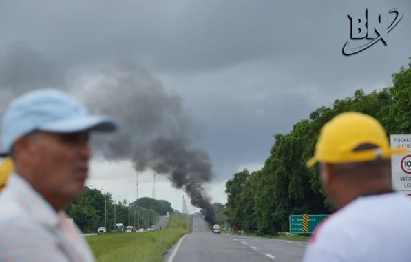 Caminhão-tanque pega fogo em trecho da rodovia BR-324 em São Sebastião do Passé