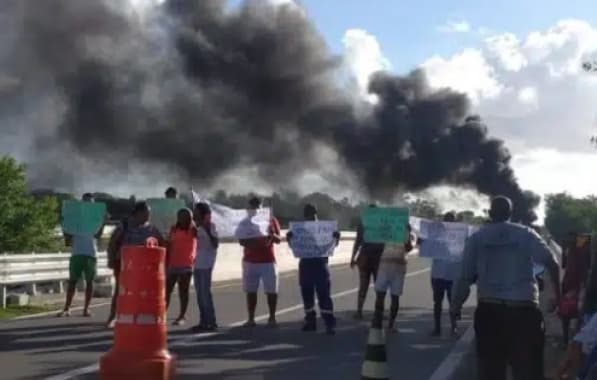Moradores protestam em trecho da Estrada do Coco