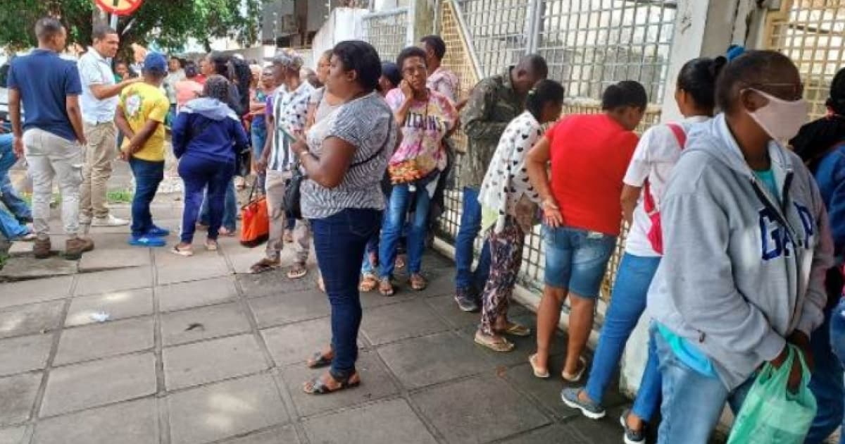 Fila longa se forma para credenciamento de ambulantes da Micareta de Feira