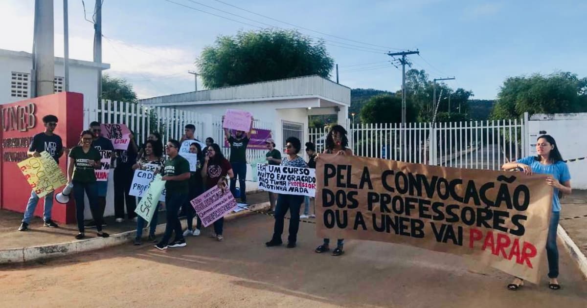 Manifestação em campus da Uneb no interior baiano cobra professores