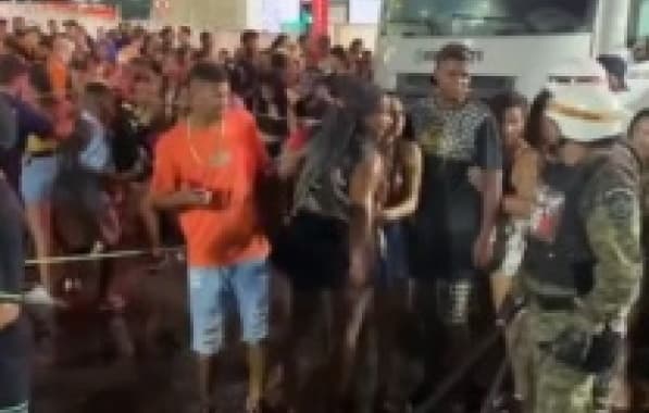 VÍDEO: PMs agridem mulher durante Micareta de Feira; vítima abriu espaço, mas não evitou golpes