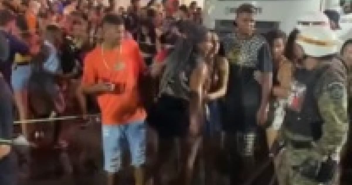 VÍDEO: PMs agridem mulher durante Micareta de Feira; vítima abriu espaço, mas não evitou golpes