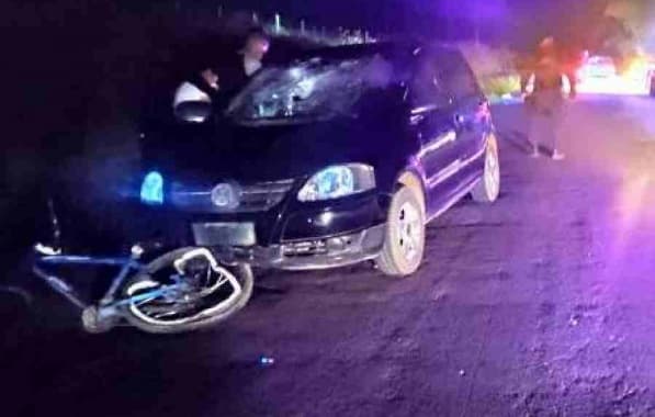 Acidente entre carro e bicicleta deixa um homem morto e uma mulher ferida na BA-646