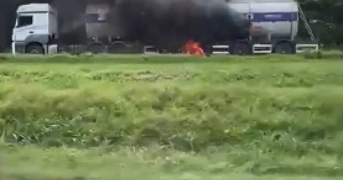 Caminhão pega fogo na BR-324 sentido Feira e deixa rodovia parada devido a risco de explosão