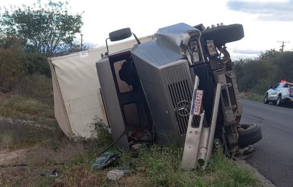 Caminhão tomba em trecho da Chapada Diamantina e parte de carga é saqueada