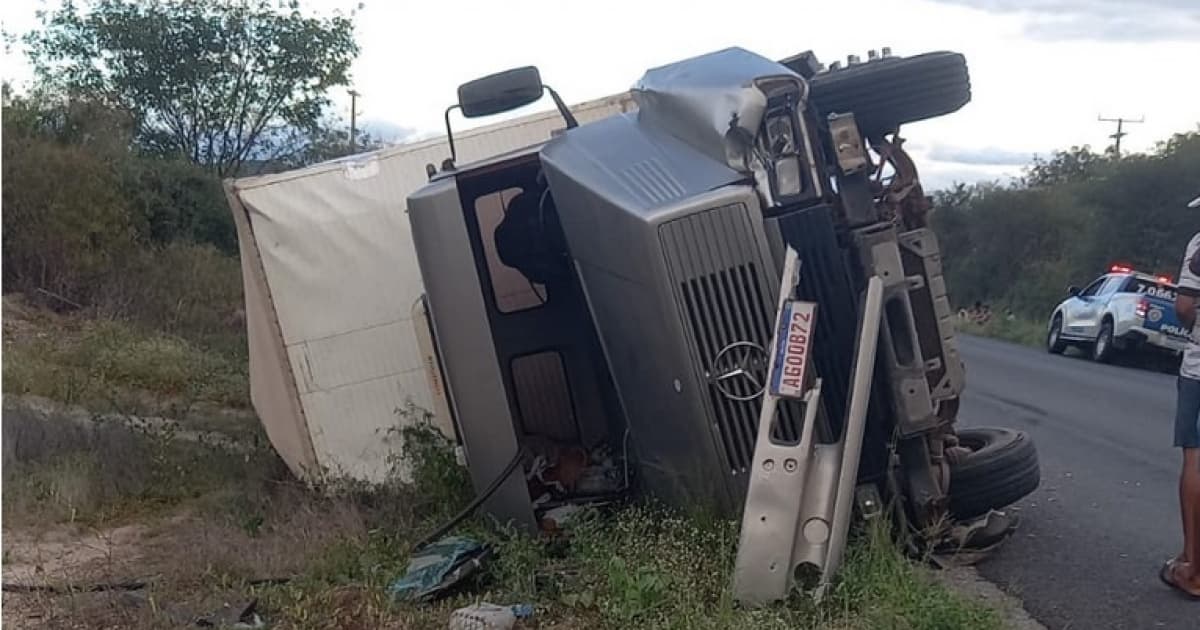 Caminhão tomba em trecho da Chapada Diamantina e parte de carga é saqueada