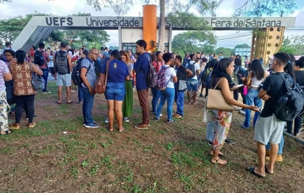 Protesto cobra melhoria em alimentação e segurança em universidade de Feira de Santana 