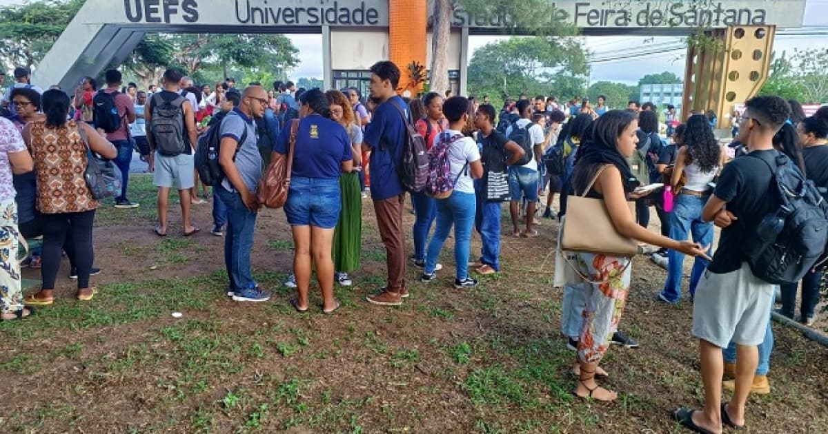 Protesto cobra melhoria em alimentação e segurança em universidade de Feira de Santana 