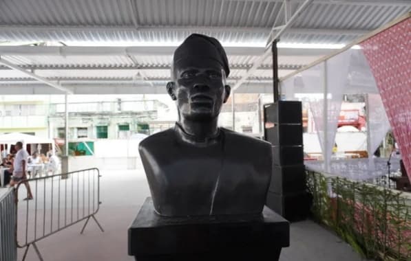 Fundador de maior candomblé de rua do país ganha escultura no Recôncavo baiano