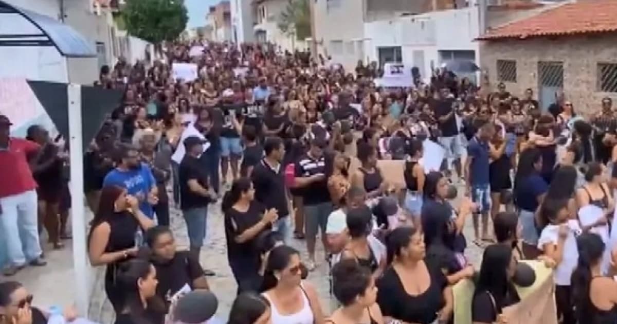 Vestidos de preto, grupo percorre ruas de São Domingos em manifestação