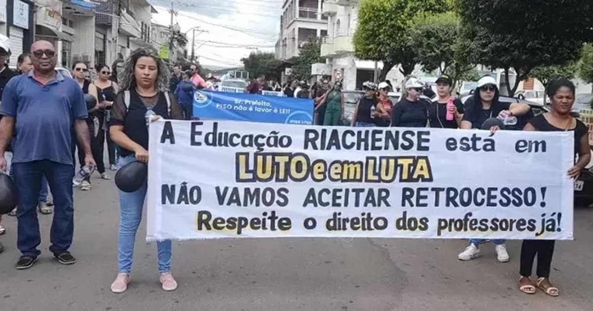 Professores realizam manifestação contra corte salarial em Riacho de Santana