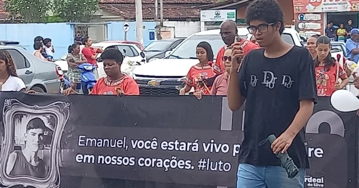 Familiares e amigos de jovem encontrado esquartejado protestam em frente a fórum no interior da Bahia