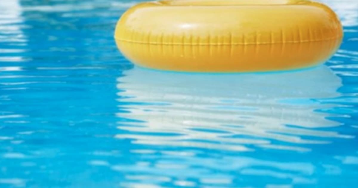 Garoto de 2 anos morre após se afogar em piscina de hotel no Extremo Sul baiano
