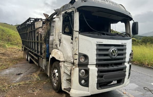 Caminhão que transportava bois tomba em curva no Sudoeste baiano