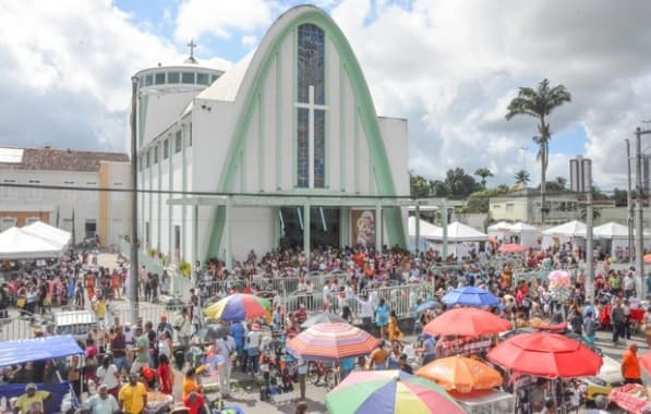 Fiéis lotam espaço para celebrar Santo Antônio em Feira de Santana