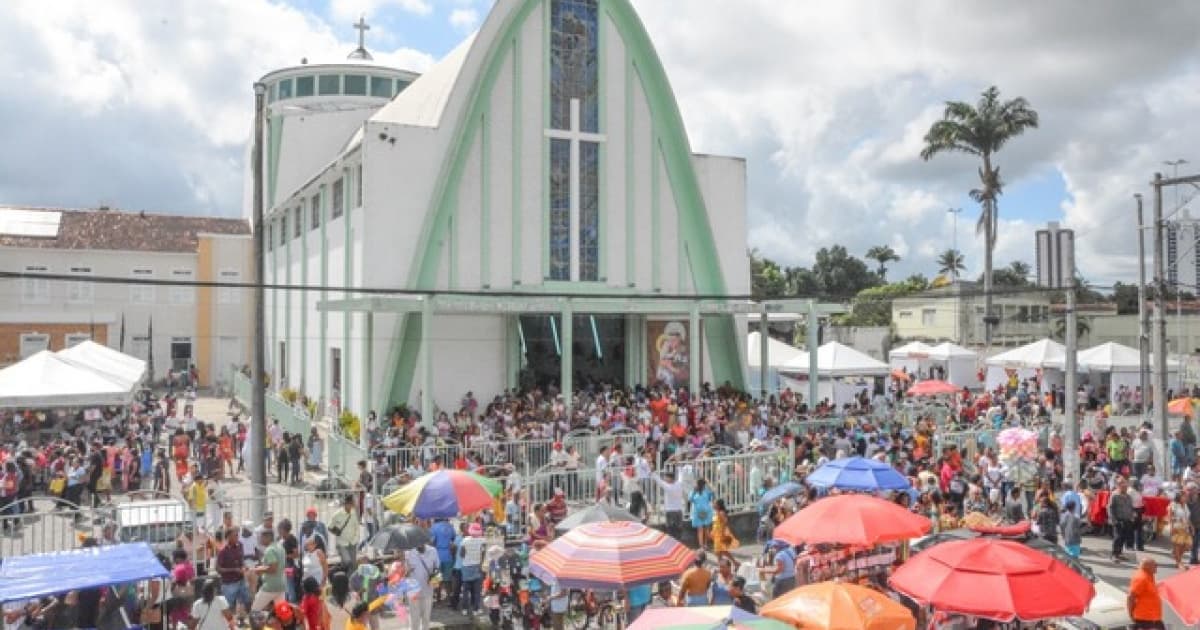 Fiéis lotam espaço para celebrar Santo Antônio em Feira de Santana