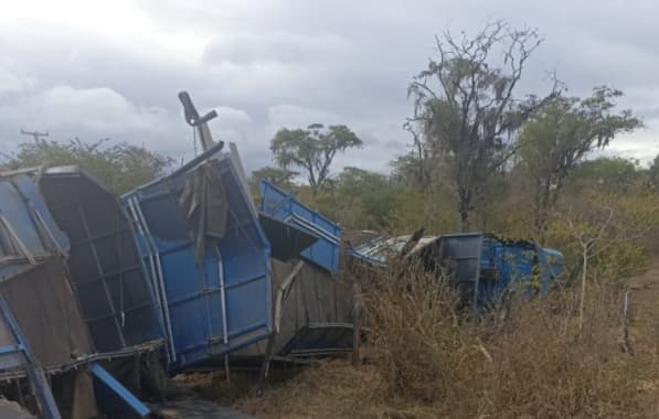 Carga de soja é saqueada após caminhão tombar na BA-026, região do Vale do Jiquiriçá