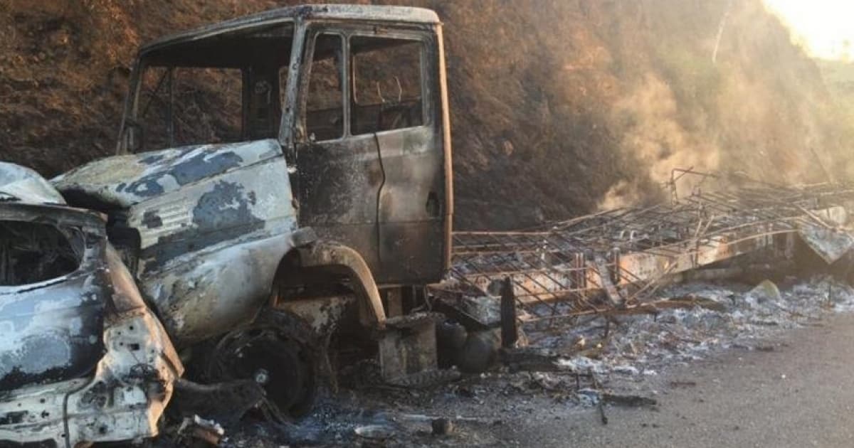 Médico morre após carro que dirigia pegar fogo em colisão na divisa da Bahia com Minas