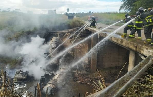 Motorista morre após carreta carregada com combustível tombar e pegar fogo na BR-101