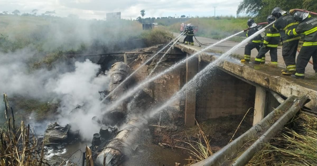 Motorista morre após carreta carregada com combustível tombar e pegar fogo na BR-101