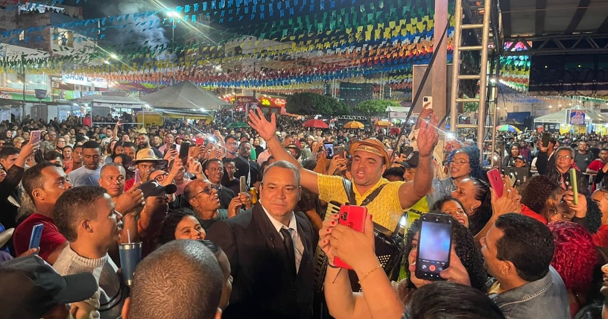 São João em Jequié: Chambinho do Acordeon desce até o público e levanta chão da Praça da Bandeira