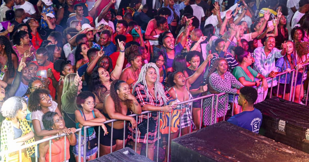 Atrações do Arraiá do Aconchego cantam grandes sucessos com o público de Candeias 