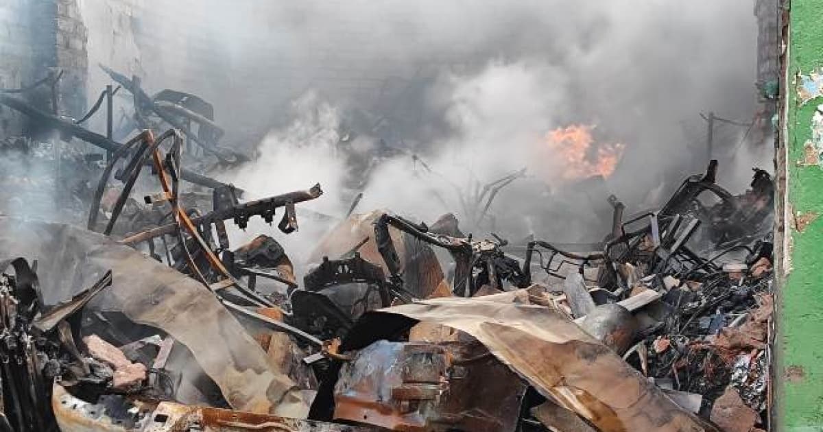 Incêndio destrói duas lojas de autopeças no Centro de Feira de Santana