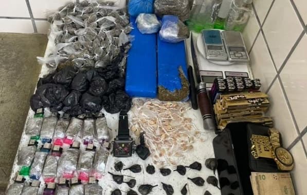 PM localiza mochilas com cerca de 5 kg de drogas em Teixeira de Freitas
