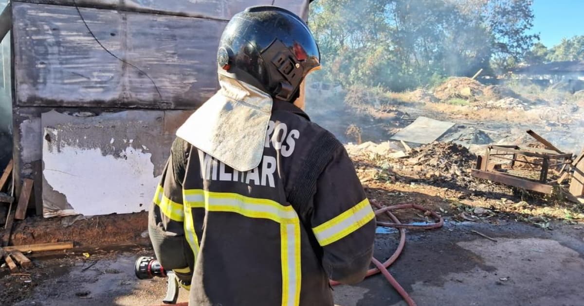 Casa pega fogo em Barreiras após chamas surgirem de matagal
