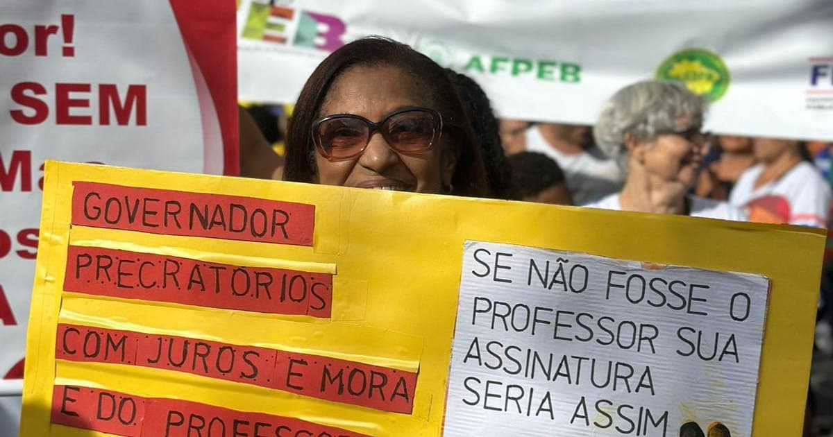 Professores protestam em Feira de Santana por pagamento de precatórios do Fundef 