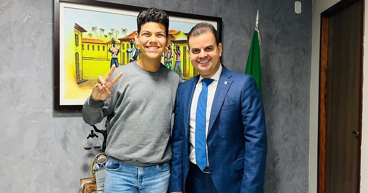 Fórum de Senhor do Bonfim recebe visita de vencedor do The Voice Kids 