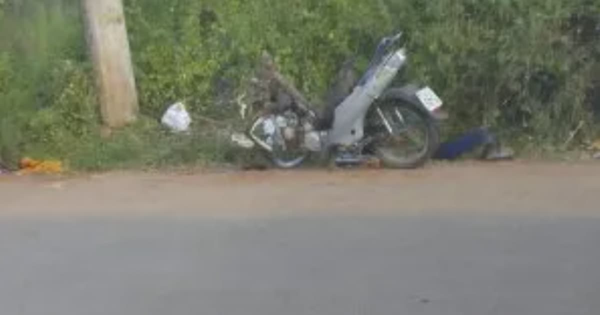 Motociclista morre após colidir com um poste de iluminação